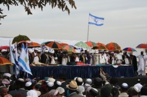 Kessim leading prayers Sig'd 2009/Photo: Avi Masfin