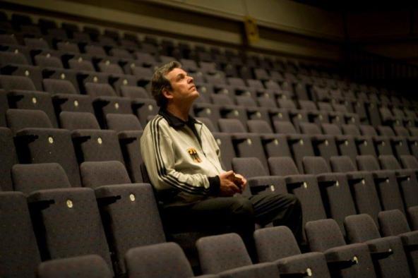 danny huston sitting small