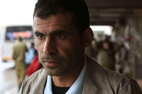 Kamal (Ednan Abu Wadi) at work/Photo: Amit Berlovitz