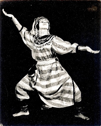 Margalit Oved in Queen of Sheba, choreography Sarah Levi-Tanai, Inbal Dance Theatre 1952