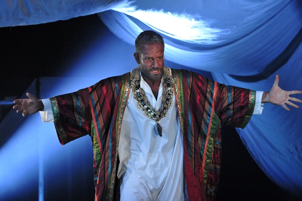 Othello (Mickey Leon)/Photo: Sergei Demanchuk